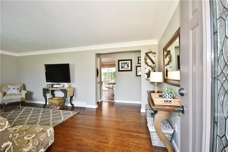 357 Orchard Spring Road Pittsburgh, PA 15220 - Photo 2 of 22 Living Room