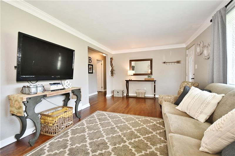 357 Orchard Spring Road Pittsburgh, PA 15220 - Photo 3 of 22 Gallery Image 3