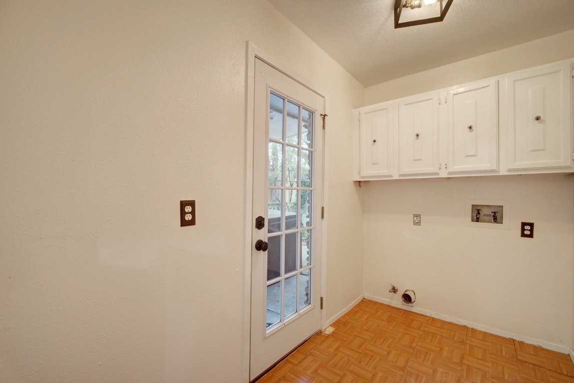 10509 Doering Lane Austin, TX 78750 - Photo 8 of 36 a view of kitchen with wooden floor