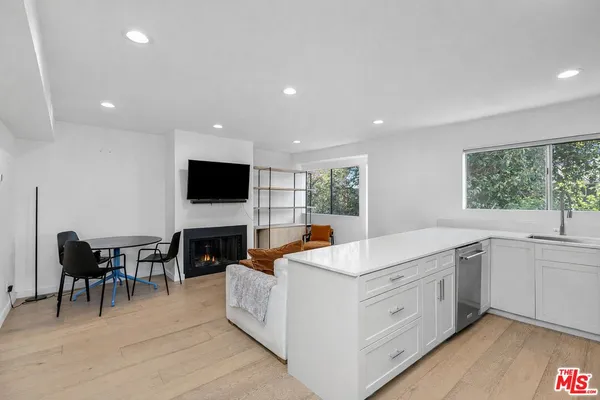 $4,575 | 2147 North Beachwood Drive, Unit 6, Los Angeles, CA 90068