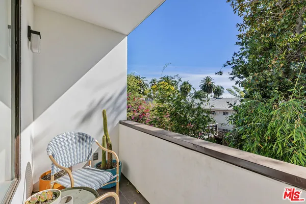 $4,575 | 2147 North Beachwood Drive, Unit 6, Los Angeles, CA 90068