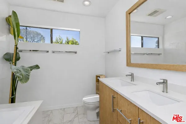 $4,575 | 2147 North Beachwood Drive, Unit 6, Los Angeles, CA 90068
