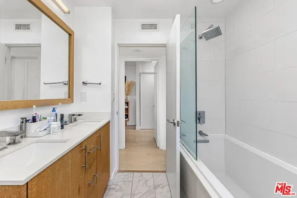 $4,575 | 2147 North Beachwood Drive, Unit 6, Los Angeles, CA 90068