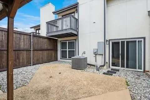 a view of backyard of the house