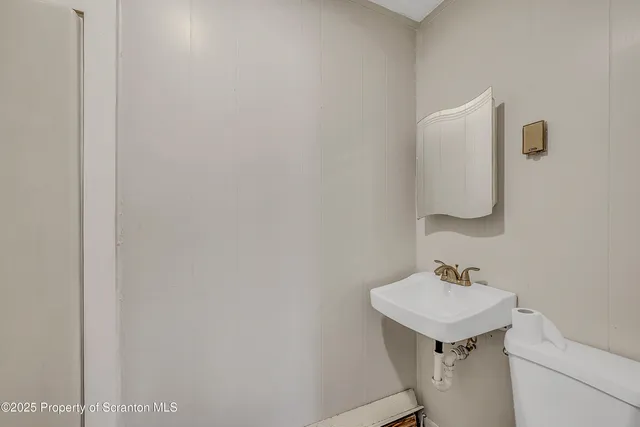 $269,999 | 9 East Shore Lane, Beach Lake, PA 18405