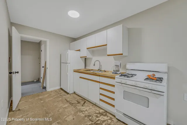 $269,999 | 9 East Shore Lane, Beach Lake, PA 18405