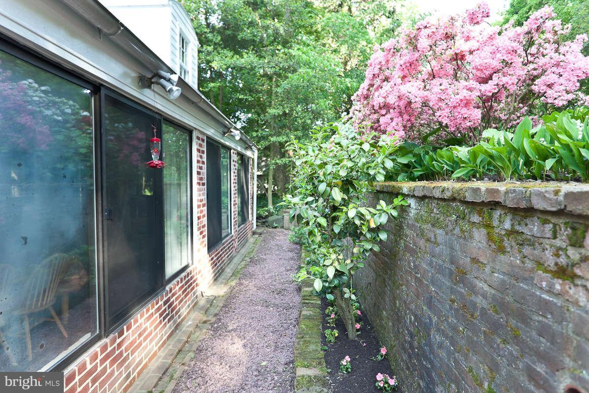 2510 Pickwick Road Baltimore, MD 21207 - Photo 27 of 30 a backyard of a house with lots of green space