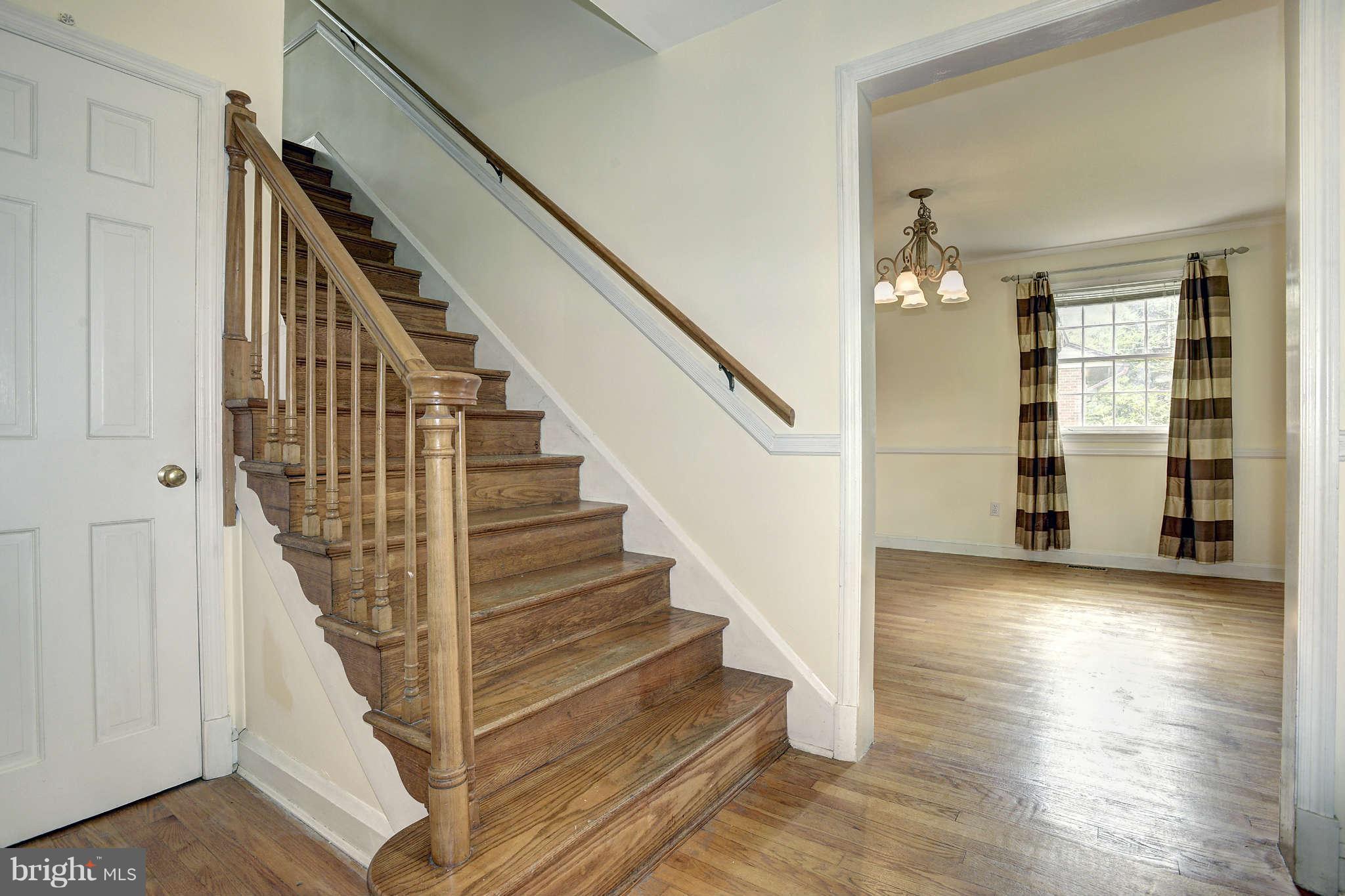 7014 Queen Anne Road Baltimore, MD 21207 - Photo 2 of 27 Foyer
