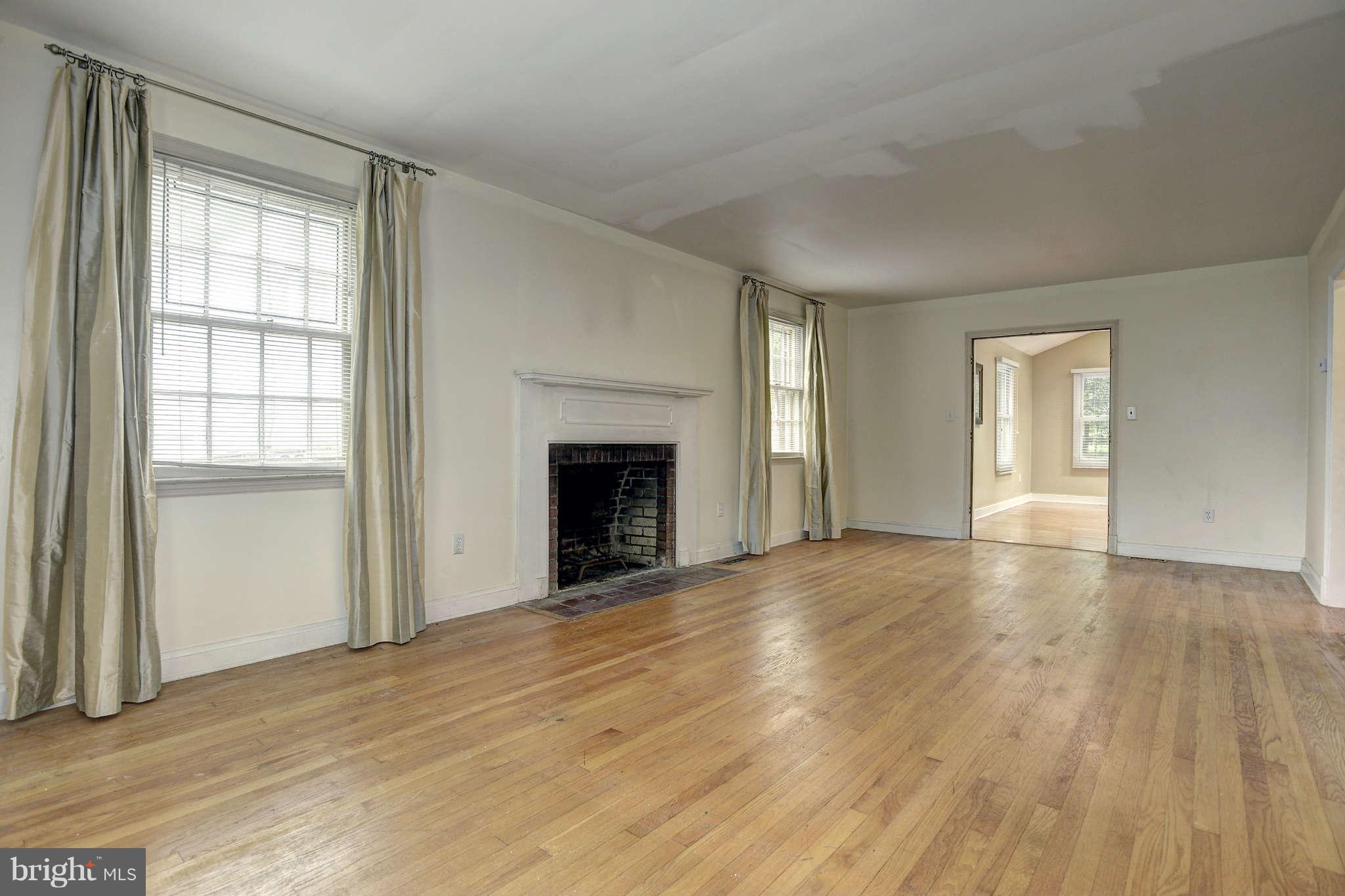 7014 Queen Anne Road Baltimore, MD 21207 - Photo 3 of 27 Living Room