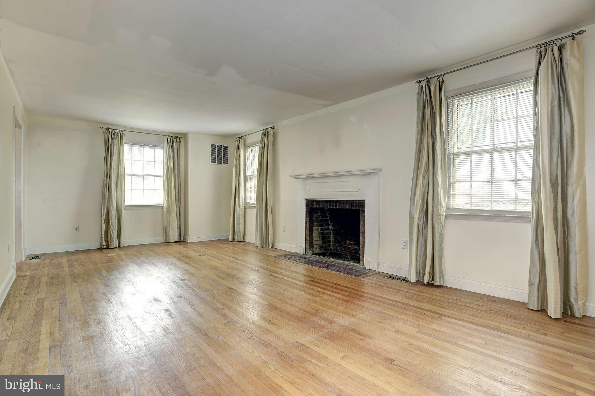 7014 Queen Anne Road Baltimore, MD 21207 - Photo 4 of 27 Living Room