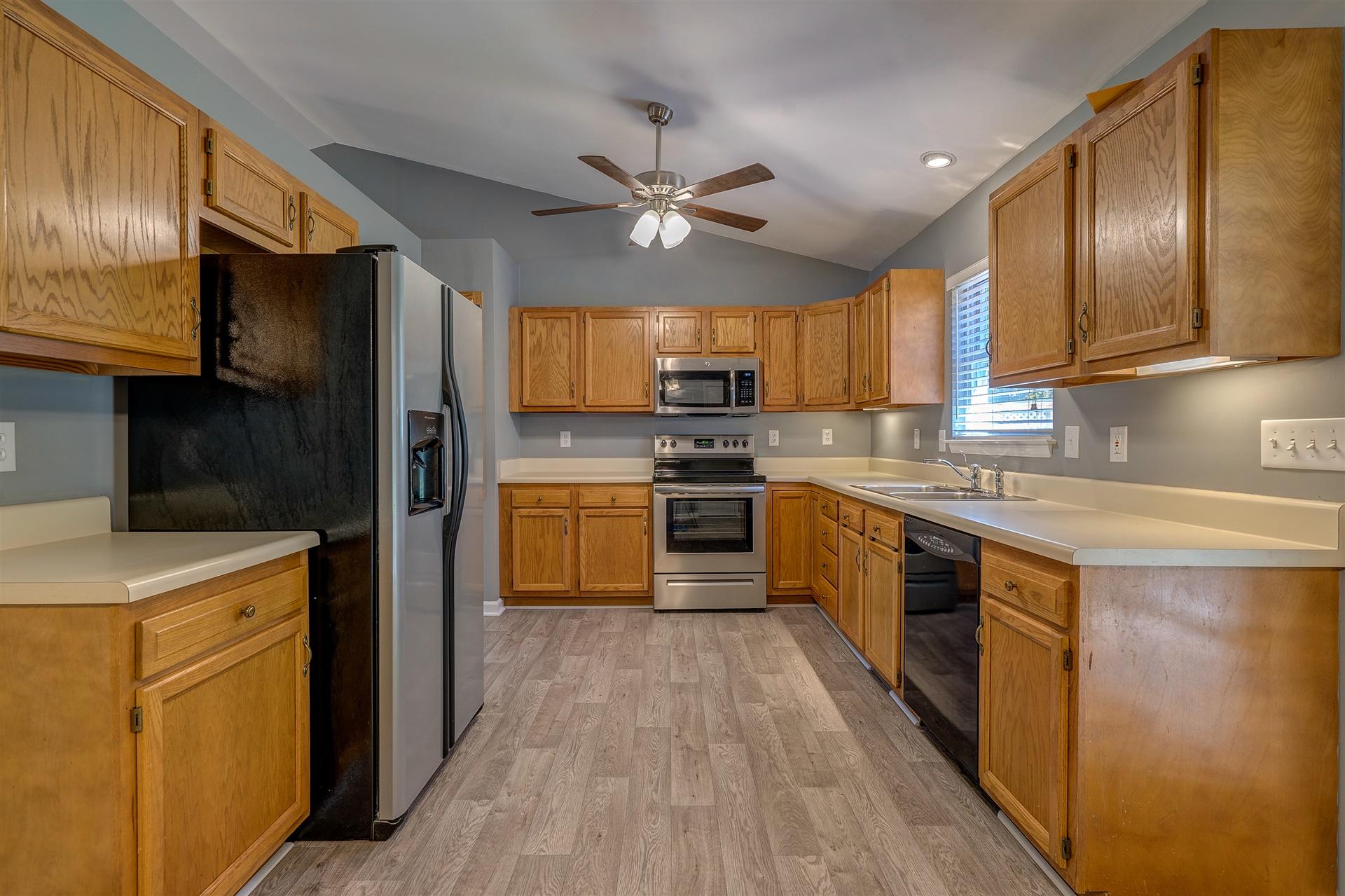 436 Scalybark Drive Blue Ridge, VA 24064 - Photo 9 of 35 Eat in kichen
