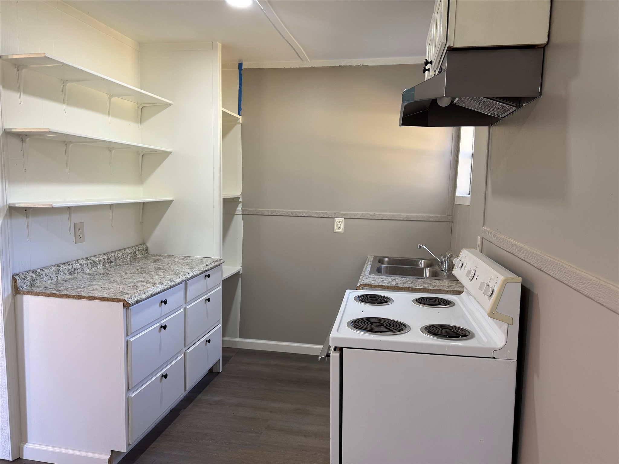 10534 Hufsmith Road Tomball, TX 77375 - Photo 13 of 34 a kitchen with a stove and a refrigerator