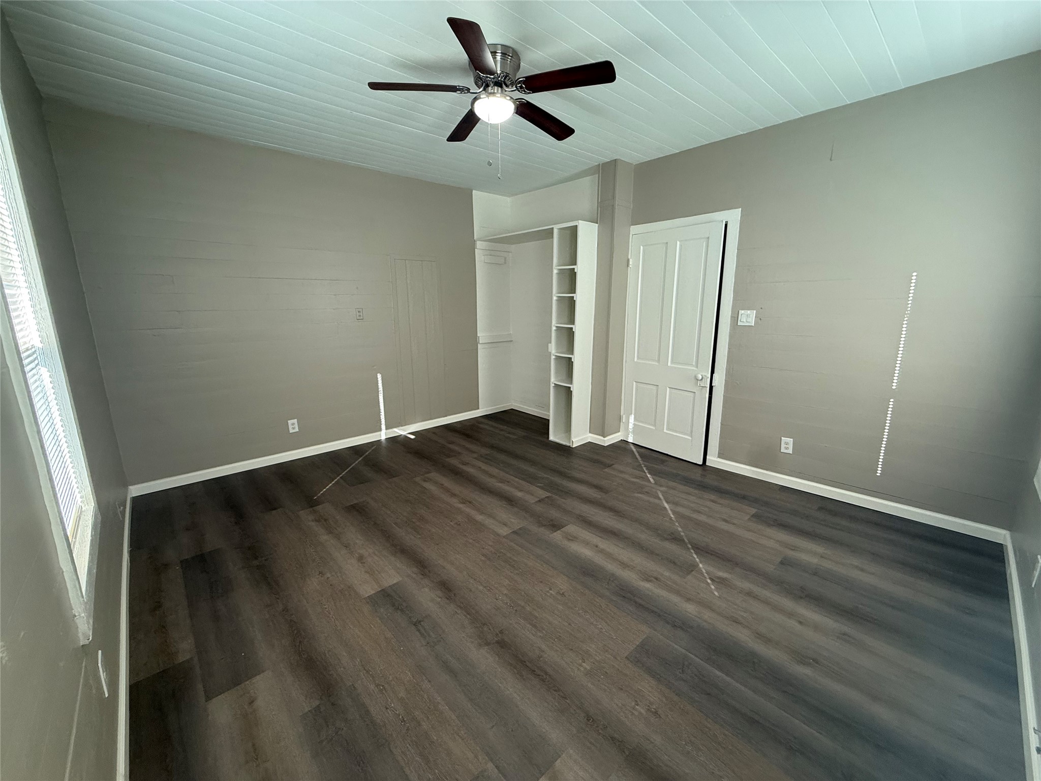 10534 Hufsmith Road Tomball, TX 77375 - Photo 17 of 34 an empty room with wooden floor ceiling fan and window