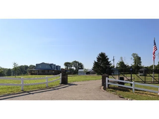 $447,000 | 11032 Fiscus Cemetery Road, Coal City, IN 47427