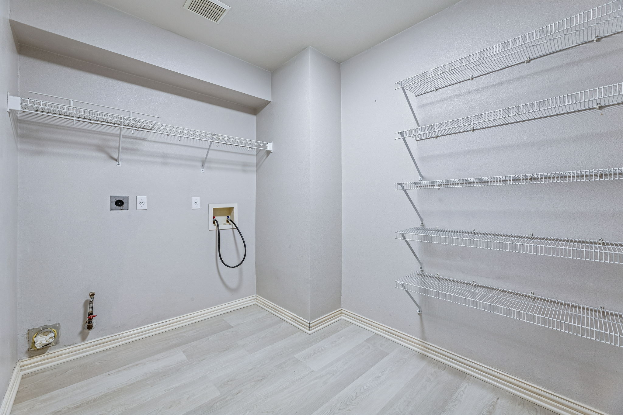 1608 Melibee Trail Austin, TX 78748 - Photo 11 of 29 Laundry area featuring washer hookup, hookup for a gas dryer, electric dryer hookup, and light wood-style flooring