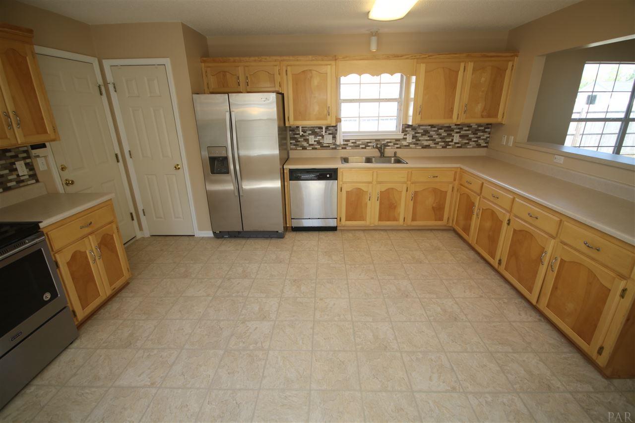 6256 Billoree Road Pace, FL 32571 - Photo 11 of 50 Large sink with light above. Earthone scheme.