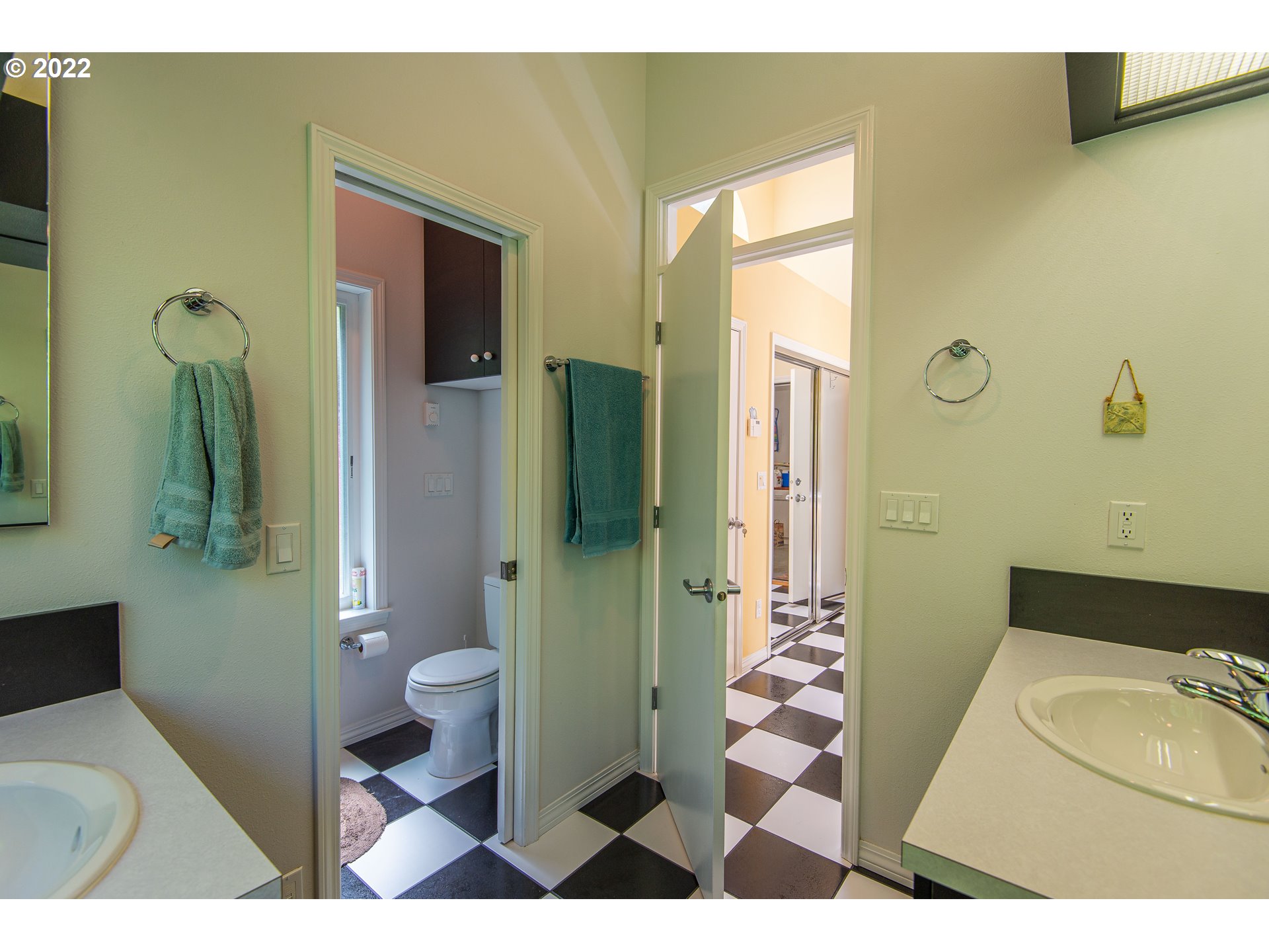 230 Crestview Drive Yachats, OR 97498 - Photo 27 of 31 a bathroom with a sink a toilet and shower