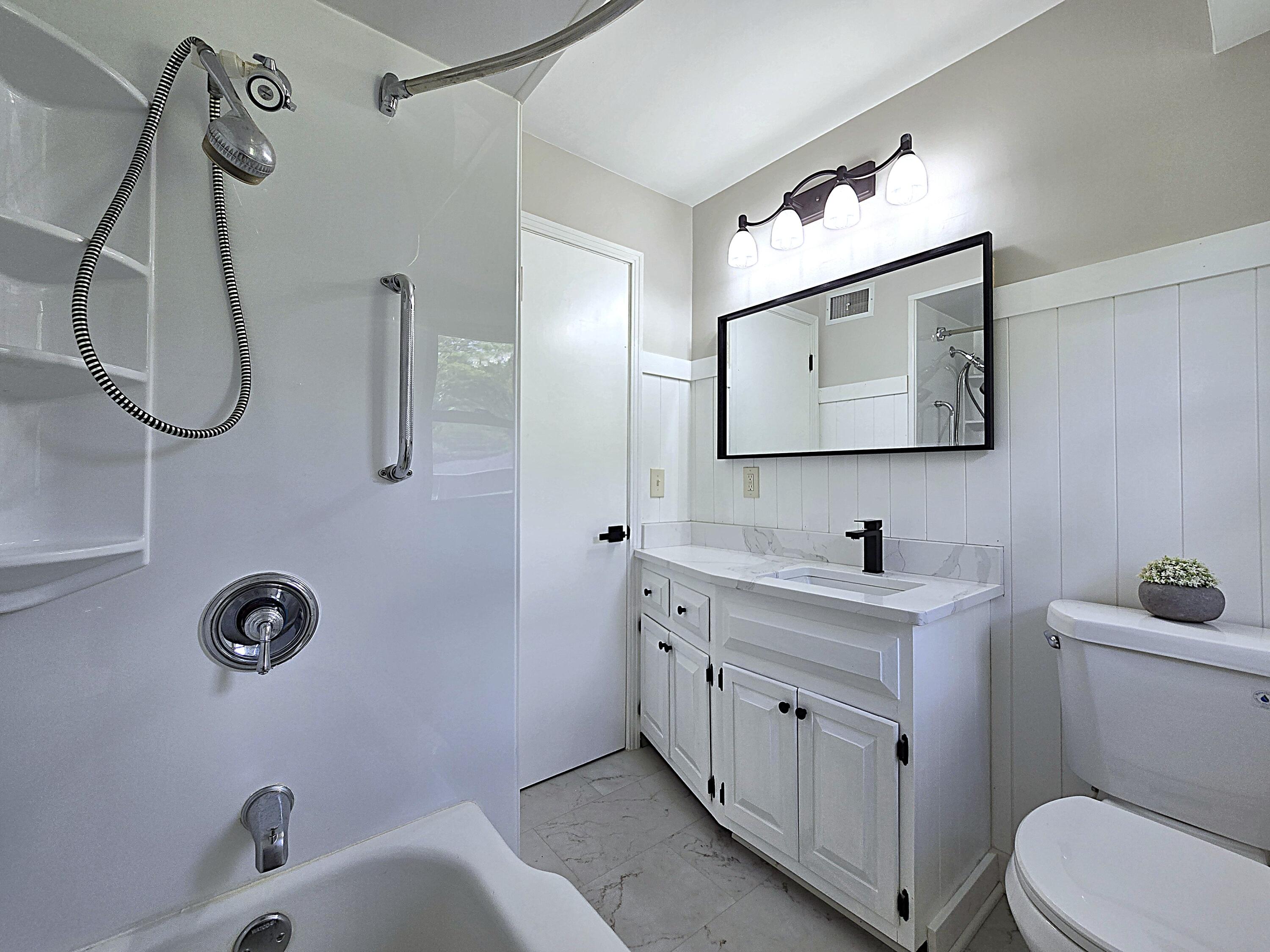 N92-w29368 Center Oak Road Merton, WI 53029 - Photo 15 of 44 Refreshed Bathroom