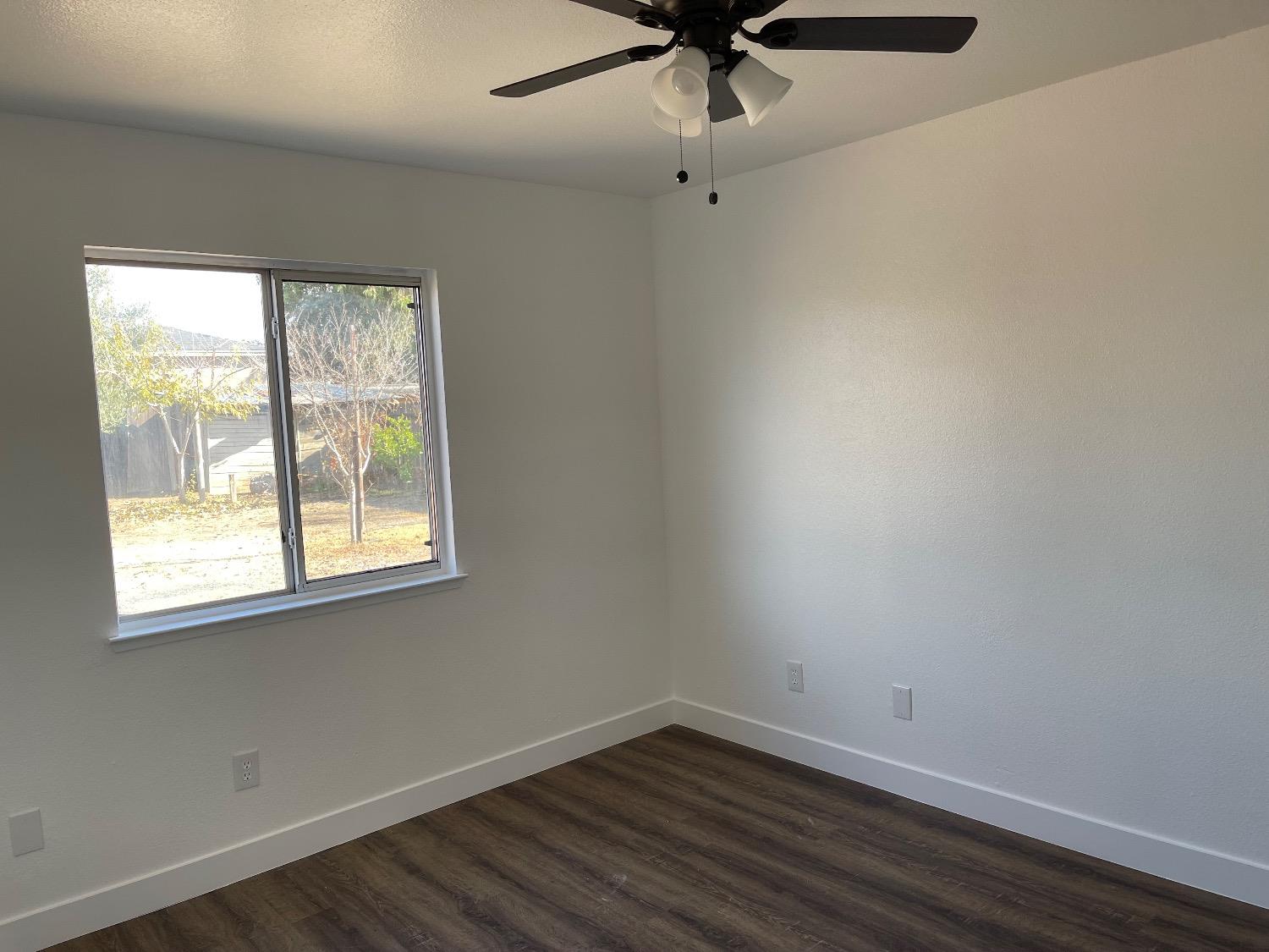 405 Fig Street Madera, CA 93638 - Photo 16 of 22 an empty room with a window