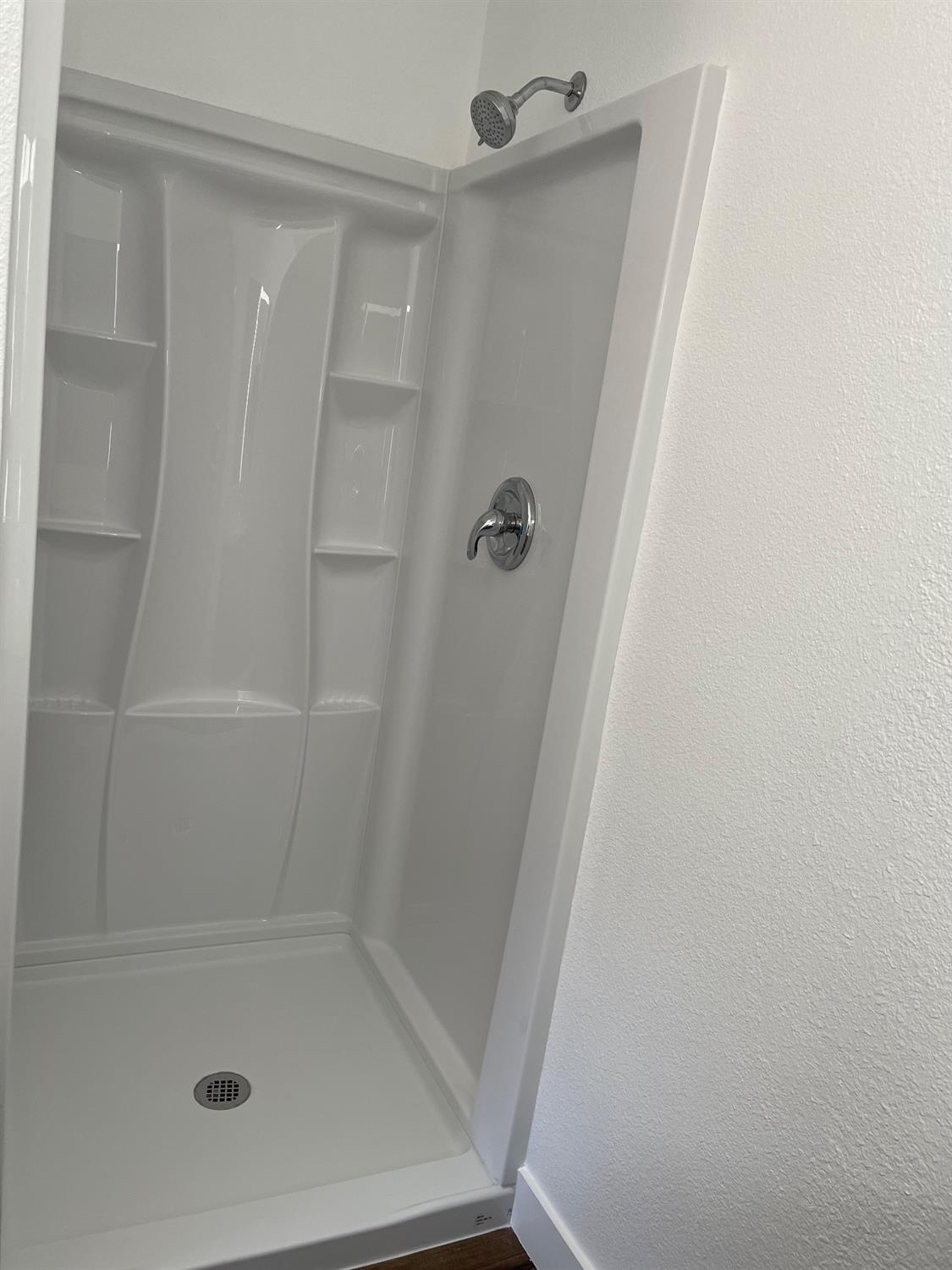 405 Fig Street Madera, CA 93638 - Photo 18 of 22 a bathroom with a shower