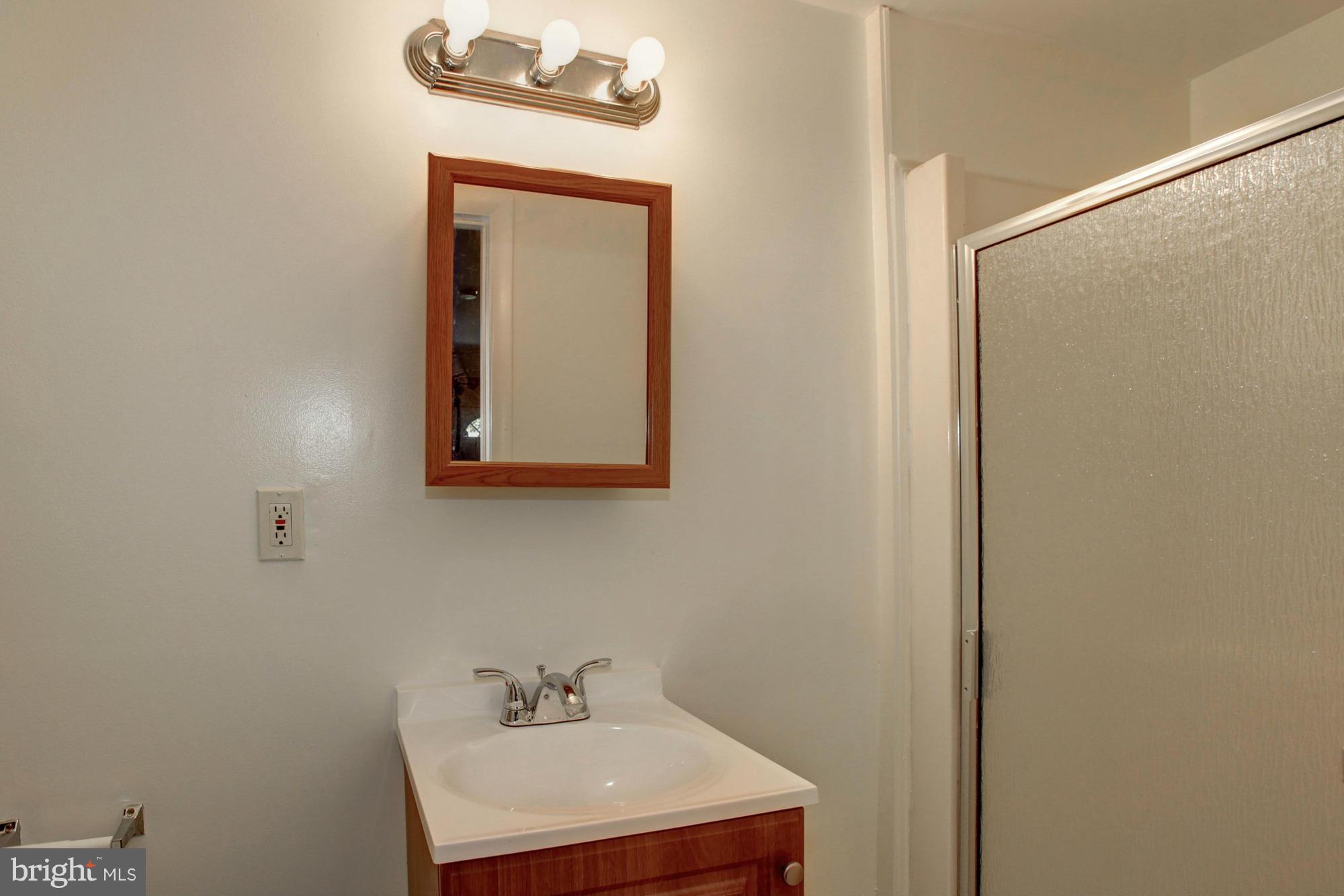 5815 Danbury Road Springfield, VA 22150 - Photo 17 of 27 a bathroom with a sink a mirror and vanity