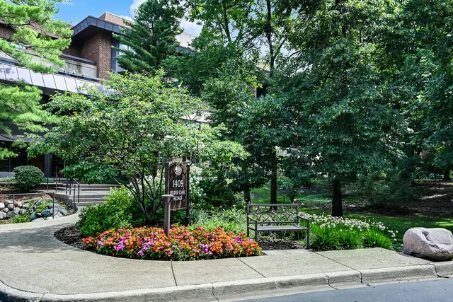 $595,000 | 1409 Burr Oak Road, Unit 414A, Hinsdale, IL 60521