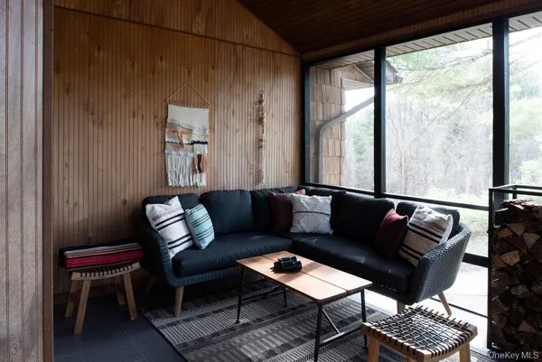 a view of a backyard