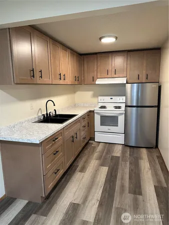 $1,560 | 624 West Cedar Street, Unit 9, Shelton, WA 98584