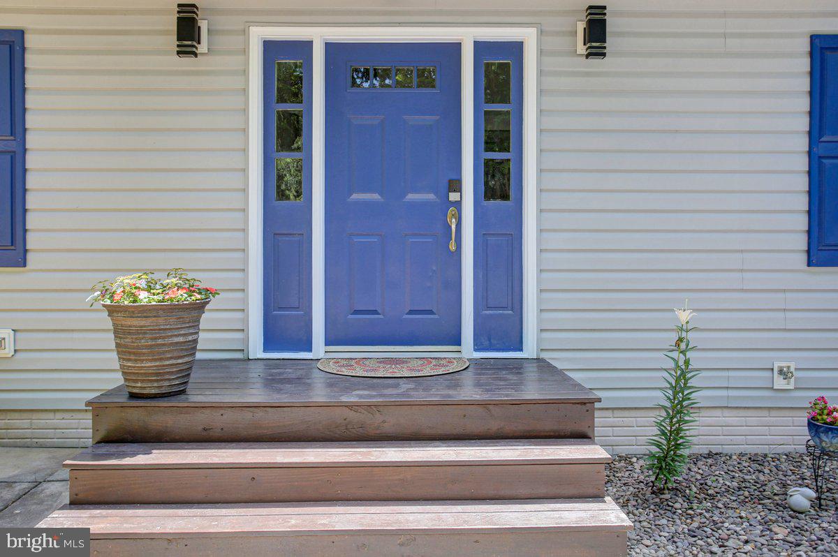 16726 Broadfording Road Hagerstown, MD 21740 - Photo 3 of 55 Cute little side porch into living room