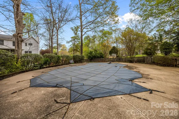 a view of a backyard