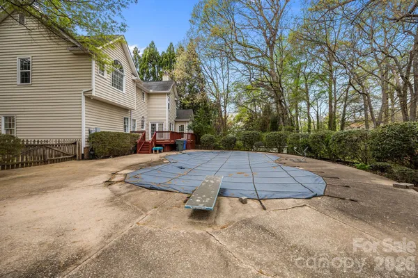 a view of a backyard
