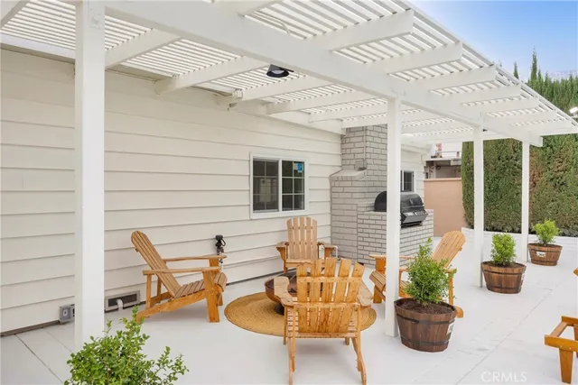 a very nice looking room with a chair