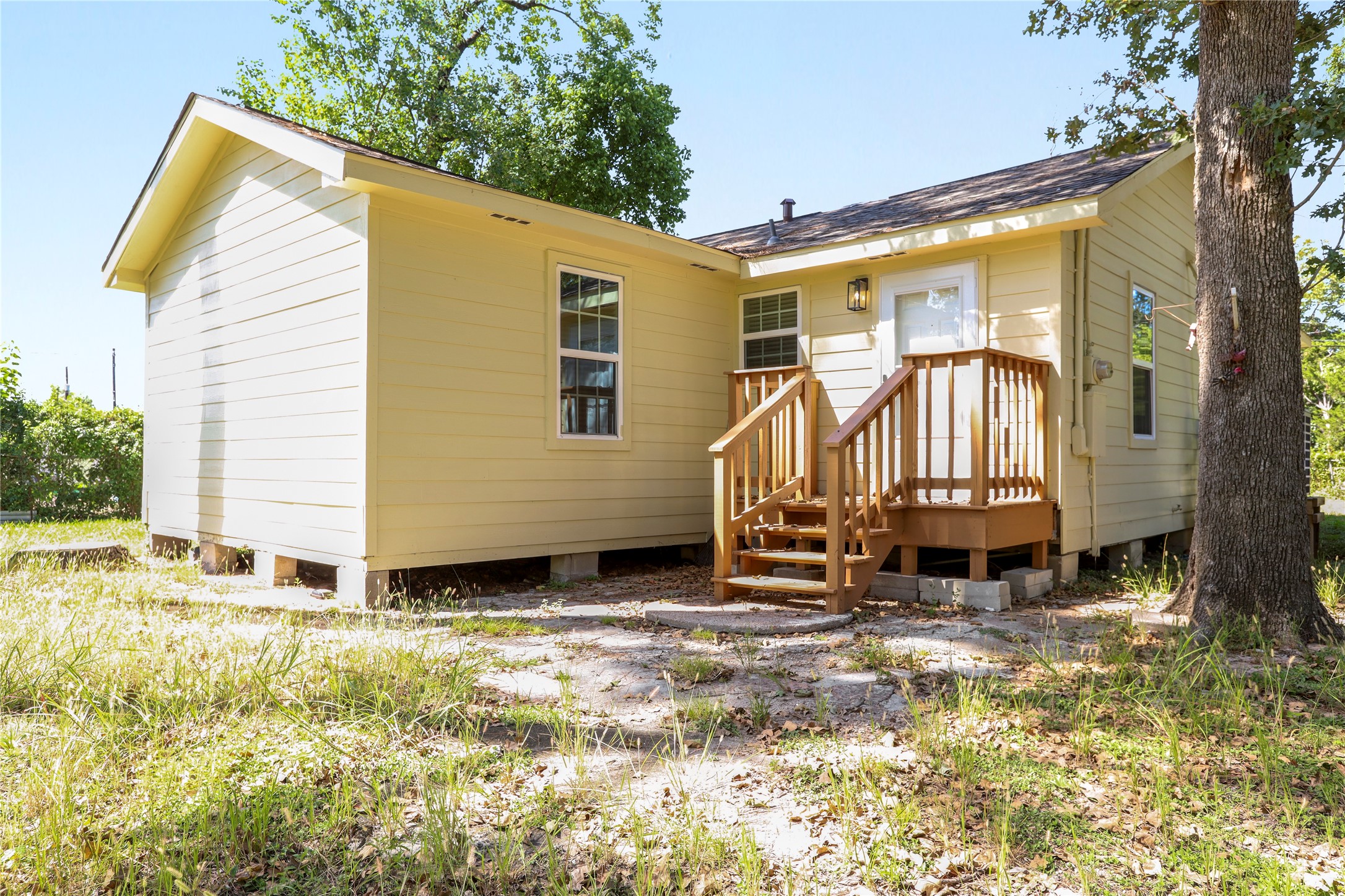 4606 Antha Street Houston, TX 77016 - Photo 17 of 27 a view of a house with backyard and sitting area