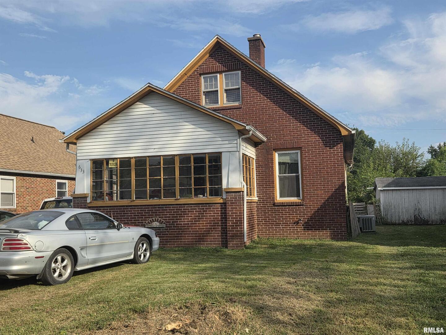 633 Oak Street Carmi, IL 62821 - Photo 1 of 11 a house view with a garden space