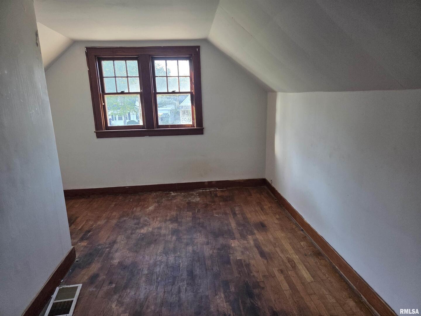 633 Oak Street Carmi, IL 62821 - Photo 11 of 11 an empty room with a window