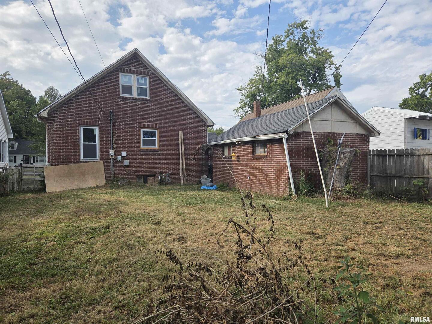 633 Oak Street Carmi, IL 62821 - Photo 2 of 11 a house view with a backyard space