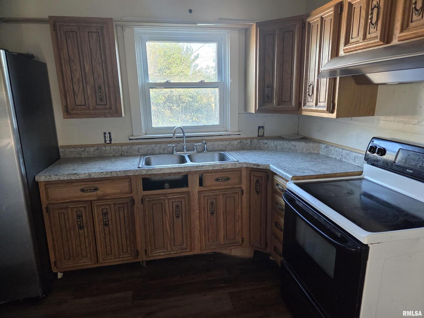 633 Oak Street Carmi, IL 62821 - Photo 10 of 11 a kitchen with stainless steel appliances granite countertop a sink stove and cabinets