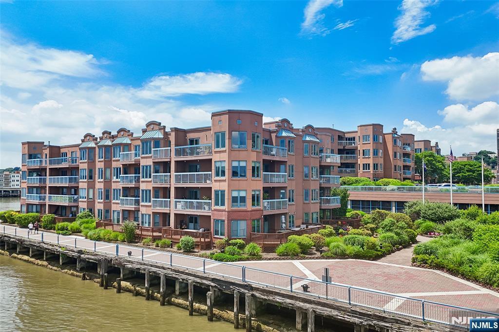 302 Chase Court, Unit 302 Edgewater, NJ 07020 - Photo 45 of 46