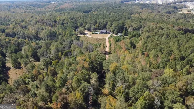 a view of a back yard