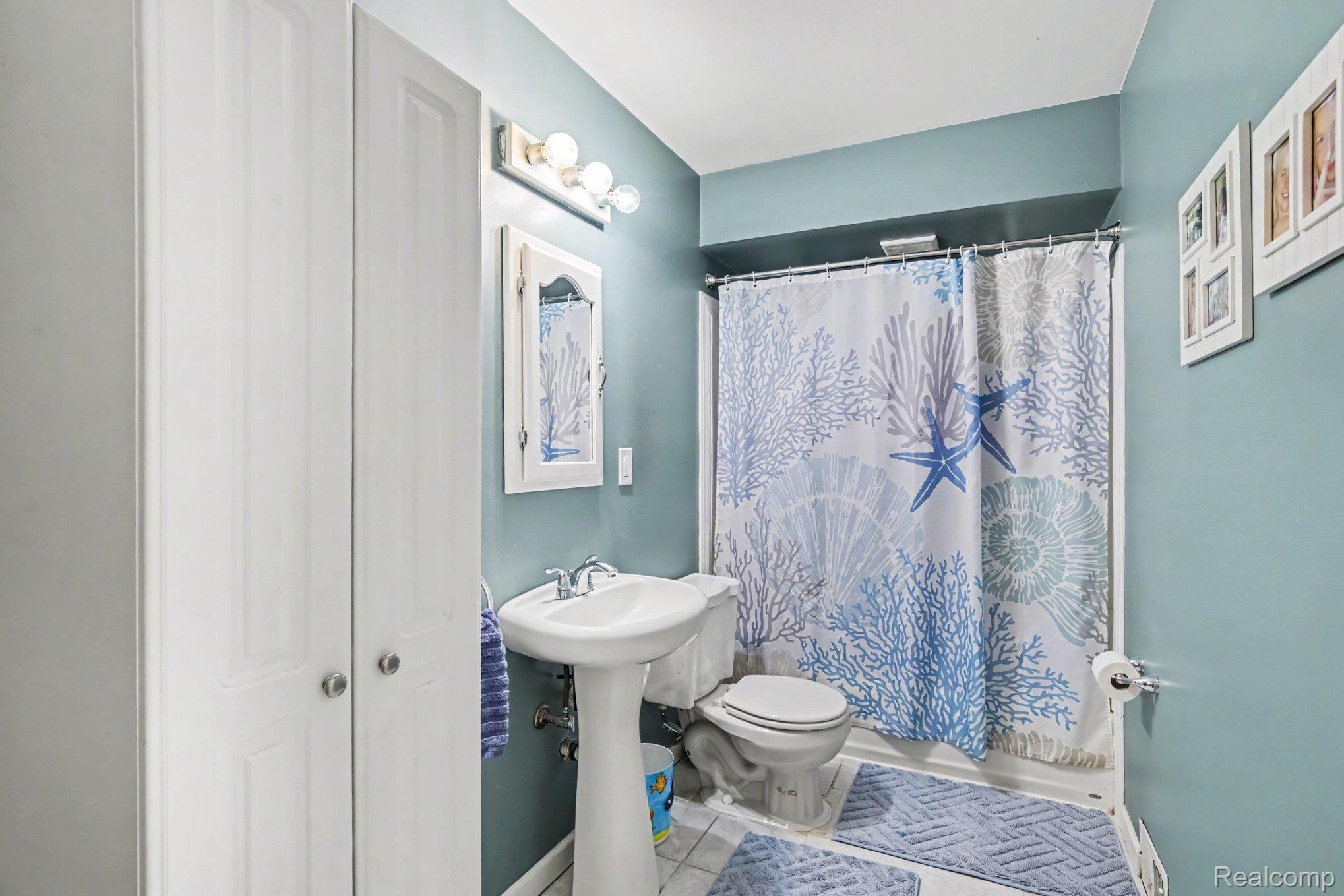 4726 Rosedale Court Clarkston, MI 48348 - Photo 11 of 30 Main floor full bath