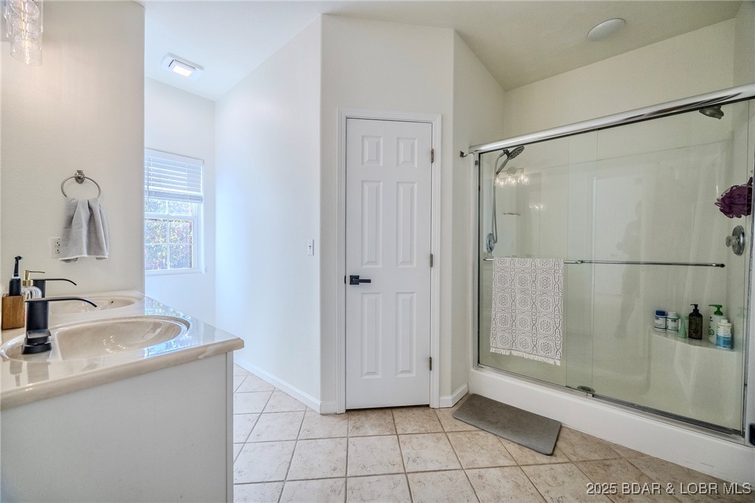 1095 Cherokee Road Lake Ozark, MO 65049 - Photo 15 of 23 Master Suite Bath
