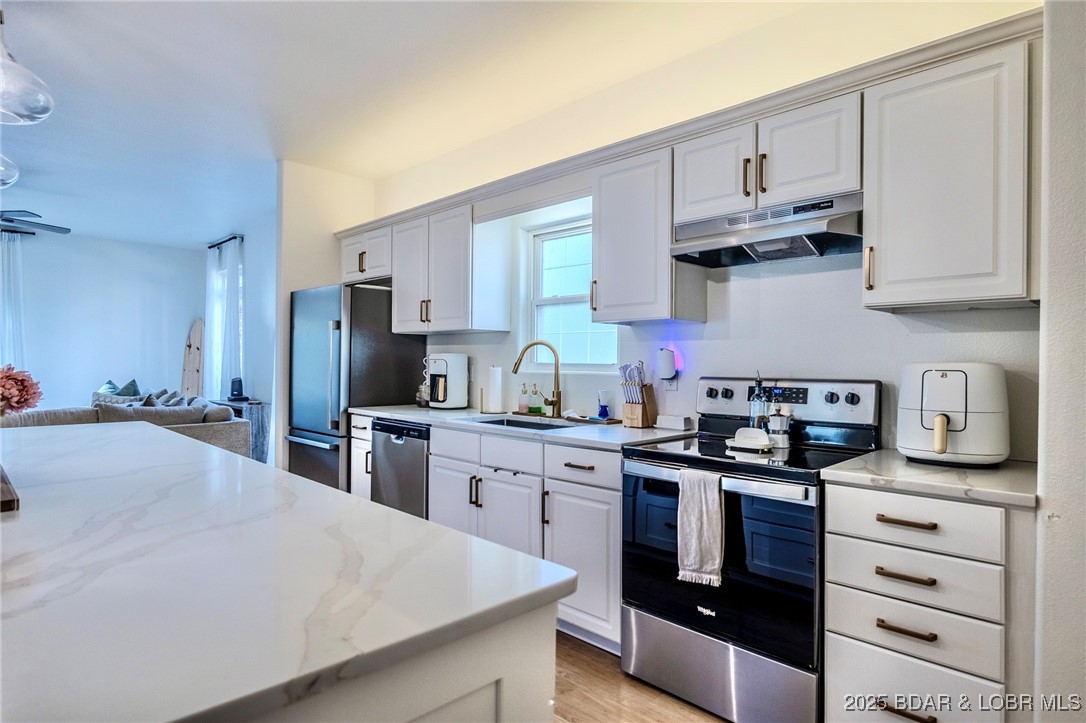 1095 Cherokee Road Lake Ozark, MO 65049 - Photo 7 of 23 All new stainless steel appliances Sept 2024