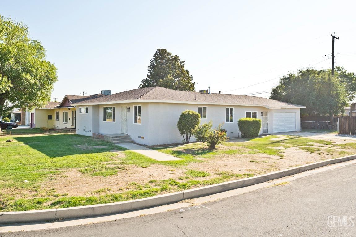 a view of a house with swimming pool and a yard