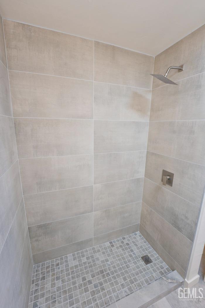 Undisclosed Address Bakersfield, CA 93308 - Photo 16 of 23 a bathroom with a shower