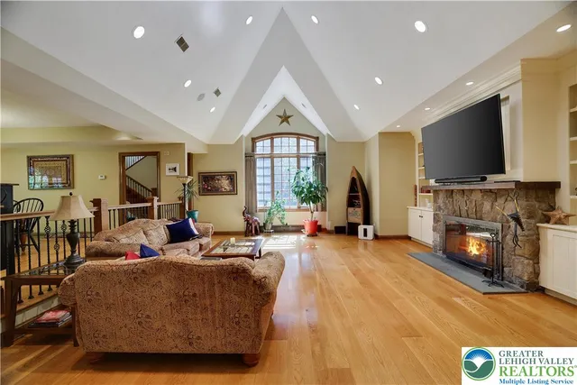 $1,265,000 | Undisclosed Address, Lakeville, PA 18438