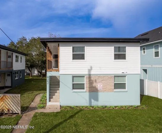 a view of backyard of the house