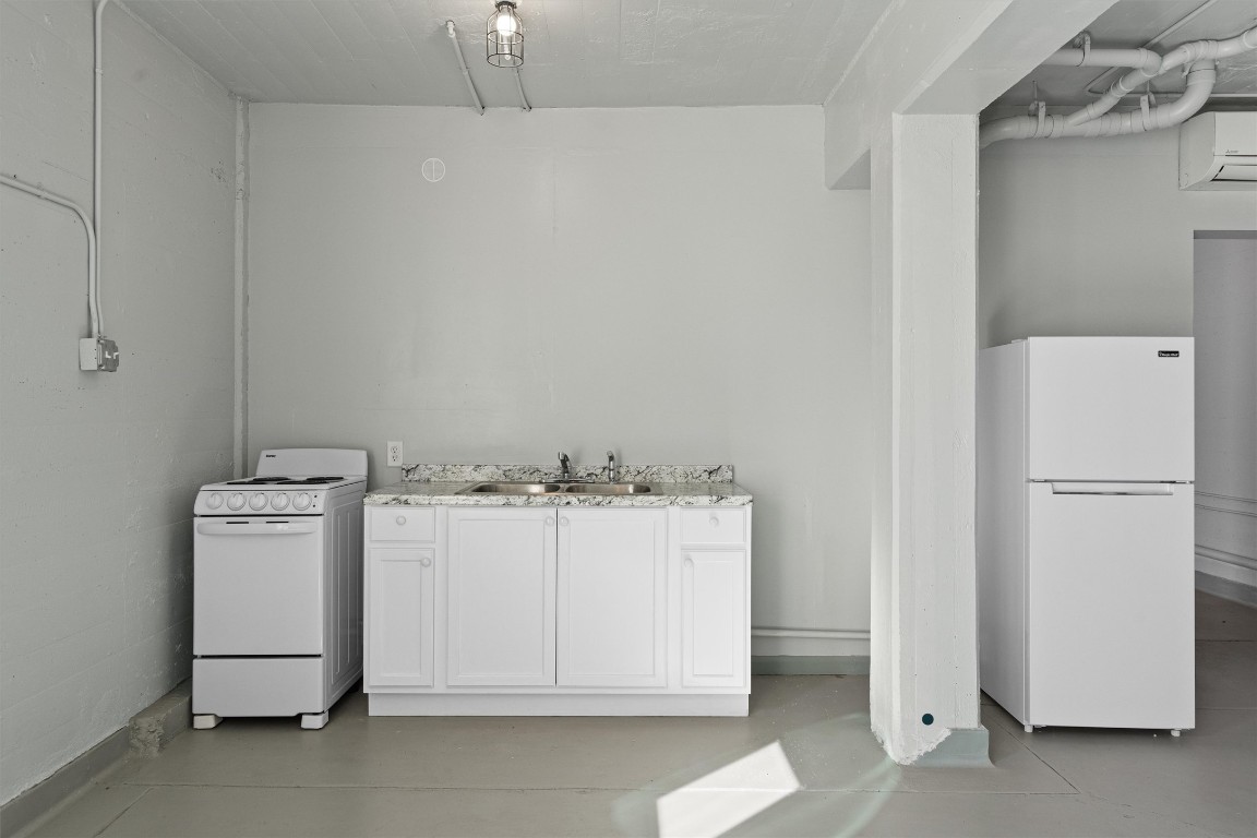 1102 Beech Street Taylor, TX 76574 - Photo 26 of 40 a utility room with dryer and washer