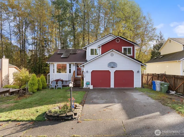 a view of a house with a yard