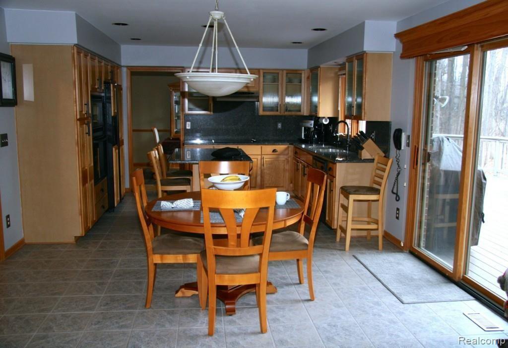 851 Grovecrest Rochester, MI 48307 - Photo 17 of 36 IMG_0002.jpg