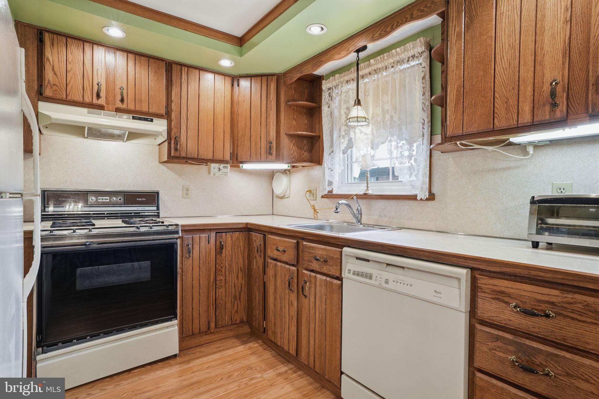 131 Ridgefield Road Philadelphia, PA 19154 - Photo 8 of 27 Kitchen